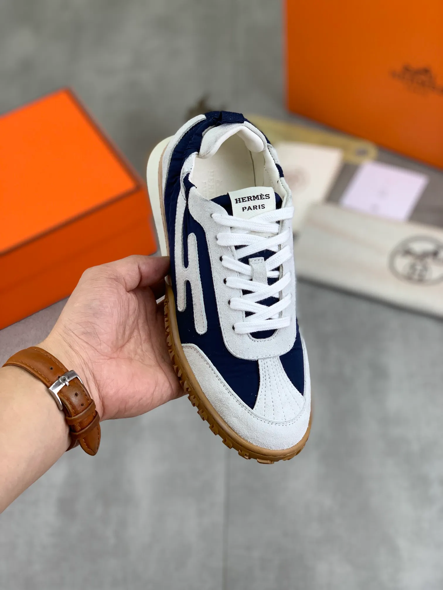 Men's men's shoes 💰P580 new top version original order Hermes Hermès couple 🧑‍🤝‍🧑 style Drift Sneaker autumn new casual sports shoes original purchase development and production H family men's classic series technical breathable fabrics with cowhide casual sports shoes casual sports dad shoes combine high-tech breathable materials and cowhide, H family exclusive button decoration on the side The outsole is full of H italic design and bright colors to show vitality and continue the brand design inspiration. Stroll around the city lightly and feel free and comfortable. Exquisite packaging at the delivery counter 🛍📦 ▪️Fabric: original customized breathable material + first layer of cowhide ▪️Inner lining: cowhide feet ▪️Outsole: molded and evacuated PU+TPU material ▪️Size: Female 34-40 (41 customized) Male 39-45 8️⃣ colors available Premium packaging